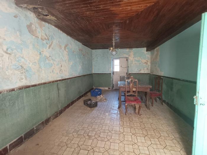 Se vende casa de piedra con amplio terreno en Xuño